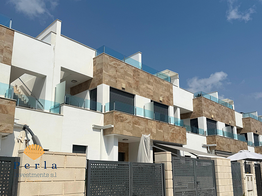 Glæsilegt raðhús á eftirsóttasta svæði í Orihuela Costa